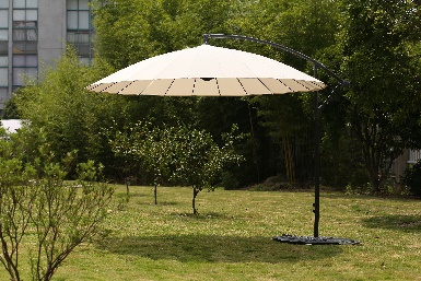 Jak zabezpieczyć parasole patio w wietrznej pogodzie bez ciężkiej bazy?
